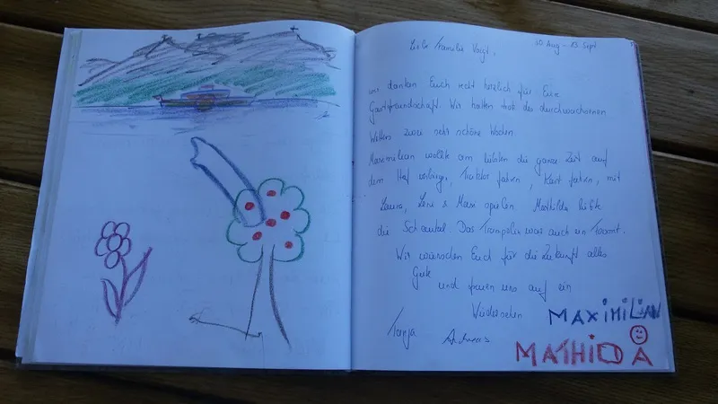 S Voit Erlebnisbauernhof, Gästebuch, Zeichnung von Obstbaum, Blume, Bergen und Boot auf dem Meer
