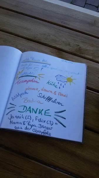 S Voit Erlebnisbauernhof, Gästebuch, Zeichnung von Wolke und Sonnenschein, und geschriebener Text in Farbe