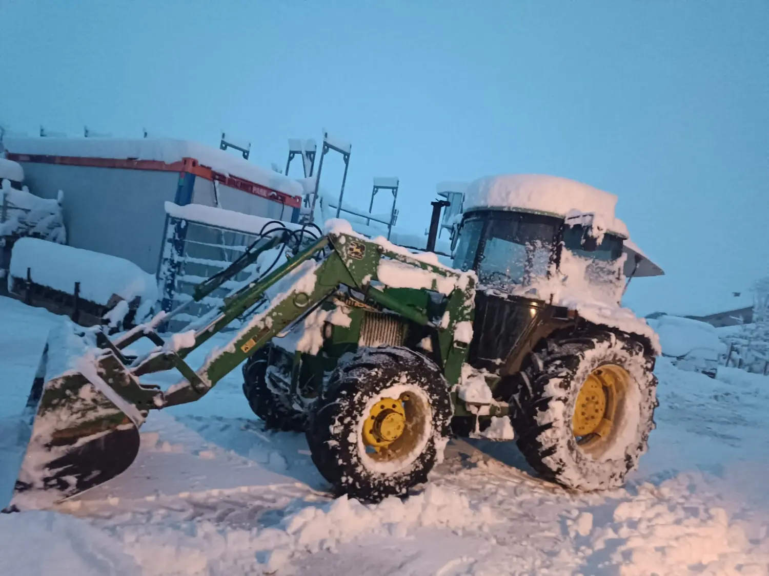 S Voit Erlebnisbauernhof, Traktor im Schnee