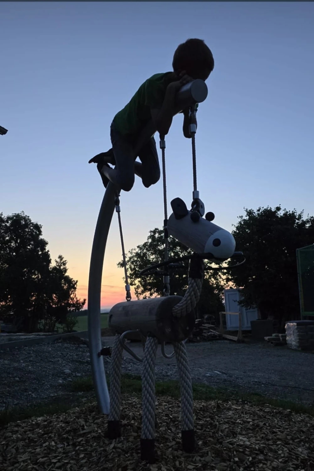 S Voit Erlebnisbauernhof, Kinder springen im Gras