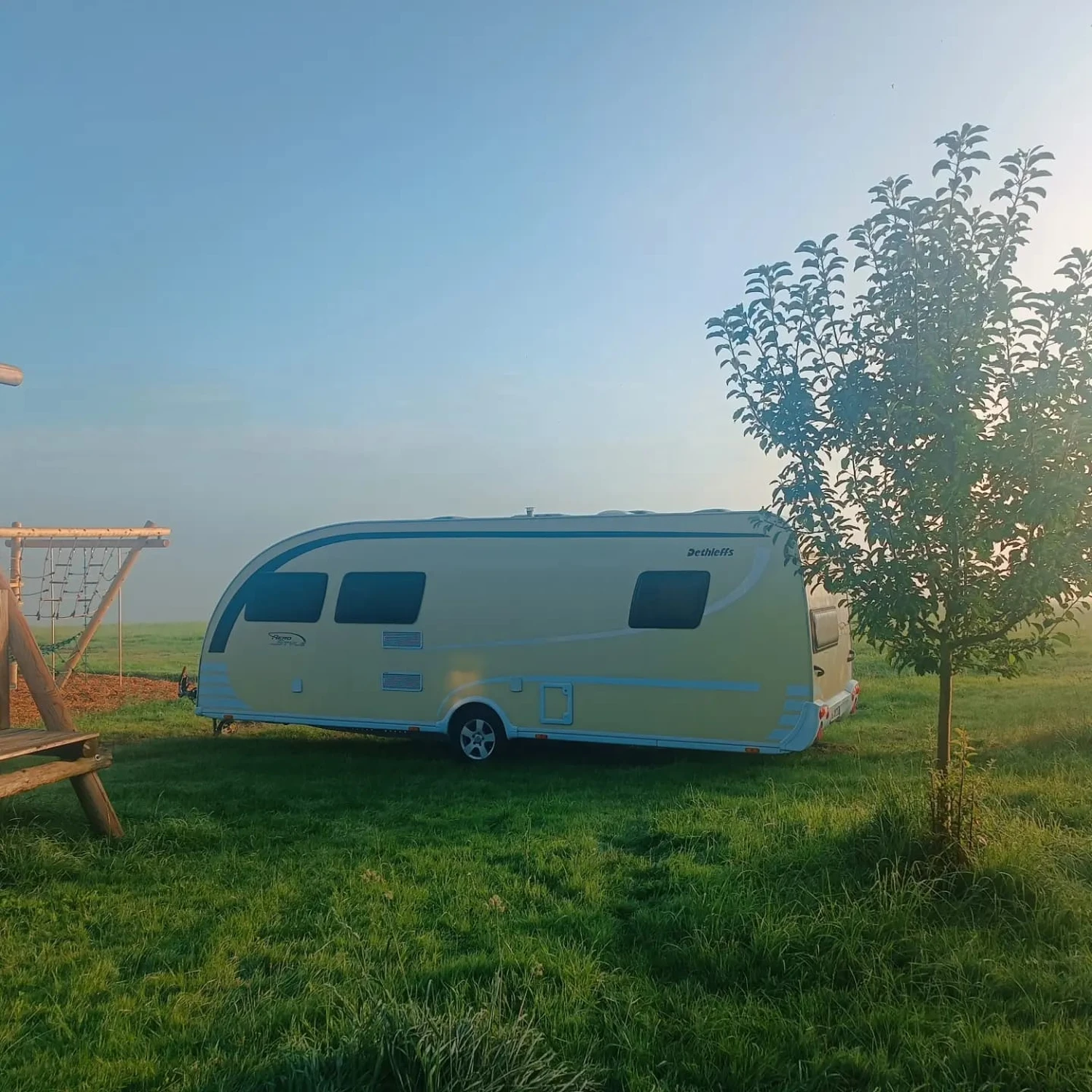 S Voit Erlebnisbauernhof, Kinder springen im Gras